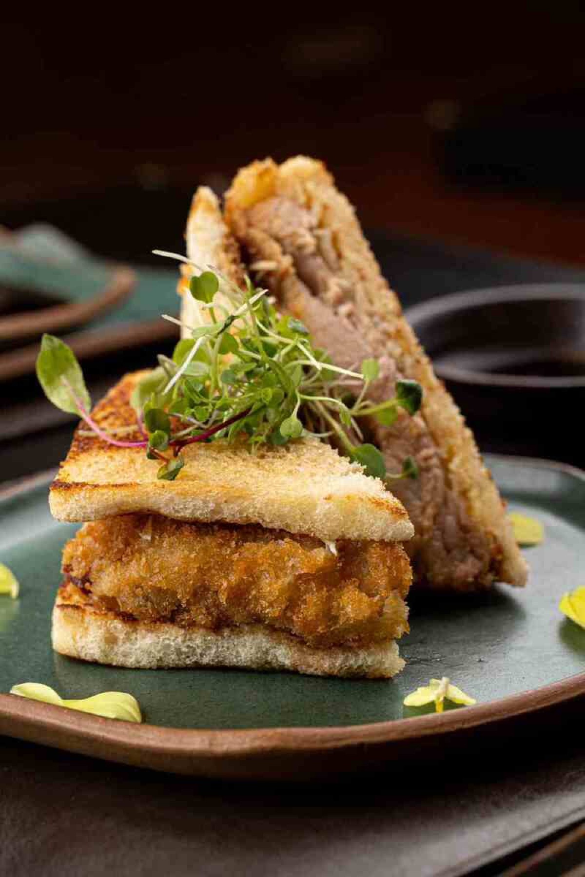 No Taika, você pode comer sanduíche de brioche com atum empanado, maionese japonesa e picles de maçã verde