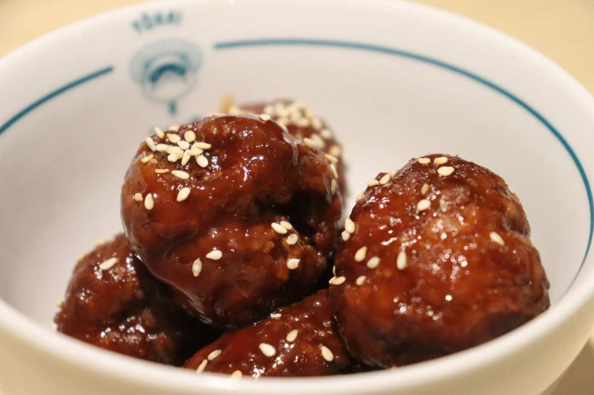 Com a ideia de reproduzir pratos japoneses com gostinho de Minas Gerais, o Yokai aposta nas almôndegas de porco glaceadas com molho chunou e gergelim branco
