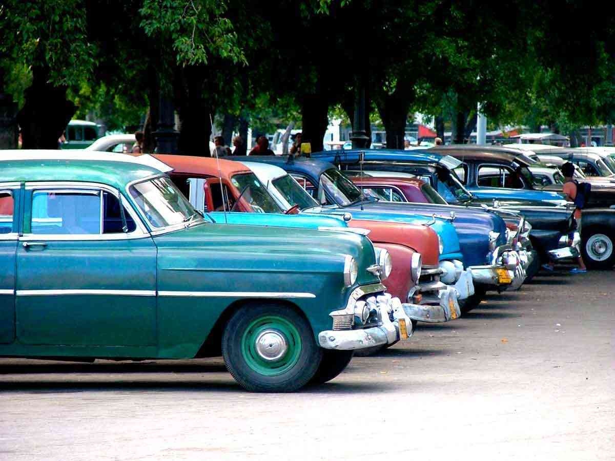 Carros antigos no Parque da Fraternidade no centro de Havana