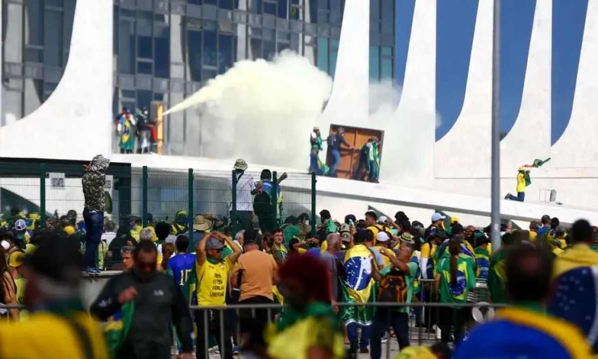  Em 8 de janeiro de 2023, um grupo de apoiadores do ex-presidente Jair Bolsonaro (PL) invadiu e depredou as sedes dos três Poderes, em Brasília. -  (crédito:  Marcelo Camargo/Agência Brasil)