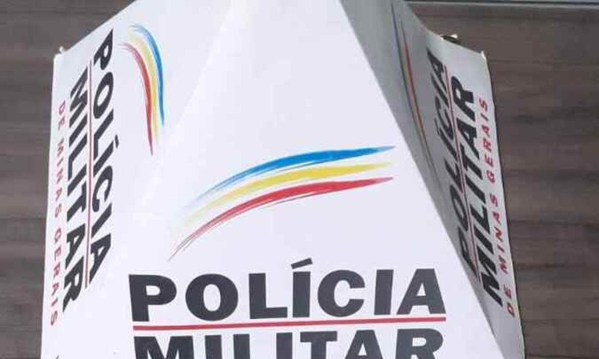 Polícia apreendeu arma usada pelo dono do estabelecimento e munições -  (crédito: PMMG/Divulgação)
