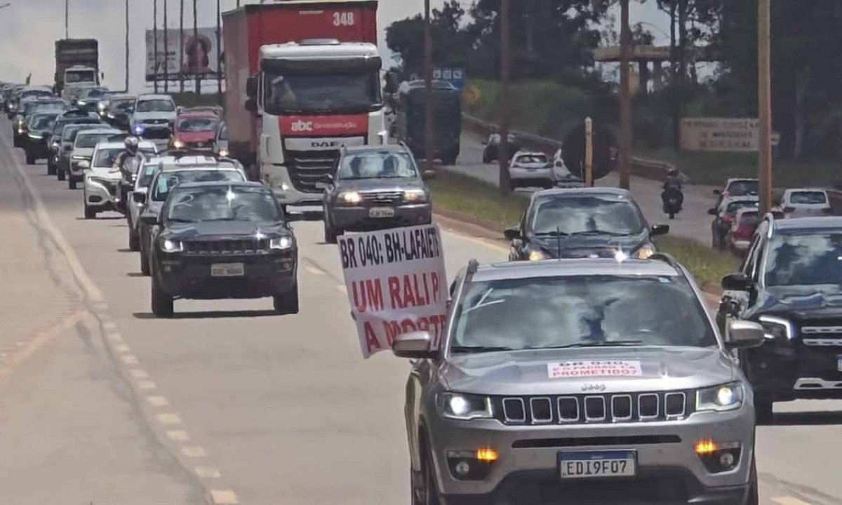 Carreata ocupou uma pista da estrada entre Nova Lima e o condomínio Alphaville Lagoa dos Ingleses -  (crédito: Leandro Couri/EM/D.A. Press)