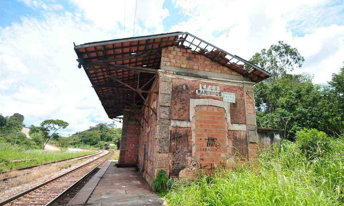 Degradação da estação de Marinhos, distrito de Brumadinho, na Grande BH, retrata abandono do transporte ferroviário de passageiros -  (crédito: Alexandre Guzanshe/EM/D.A Press)