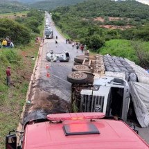 Dois homens morrem em acidente com carro e caminhão no Norte de Minas - CBMMG