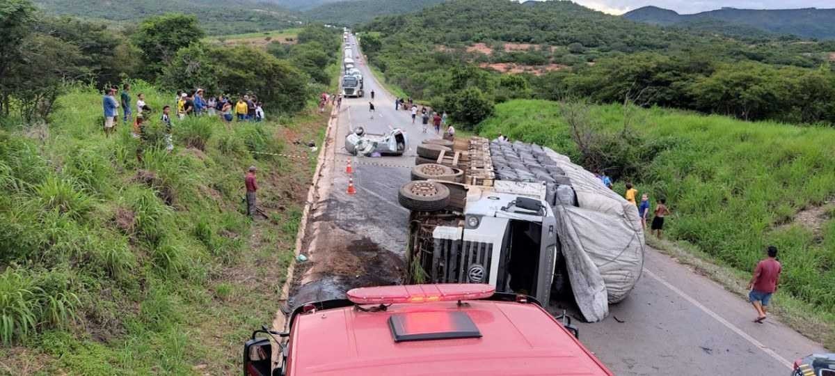 Dois homens morrem em acidente com carro e caminhão no Norte de Minas
