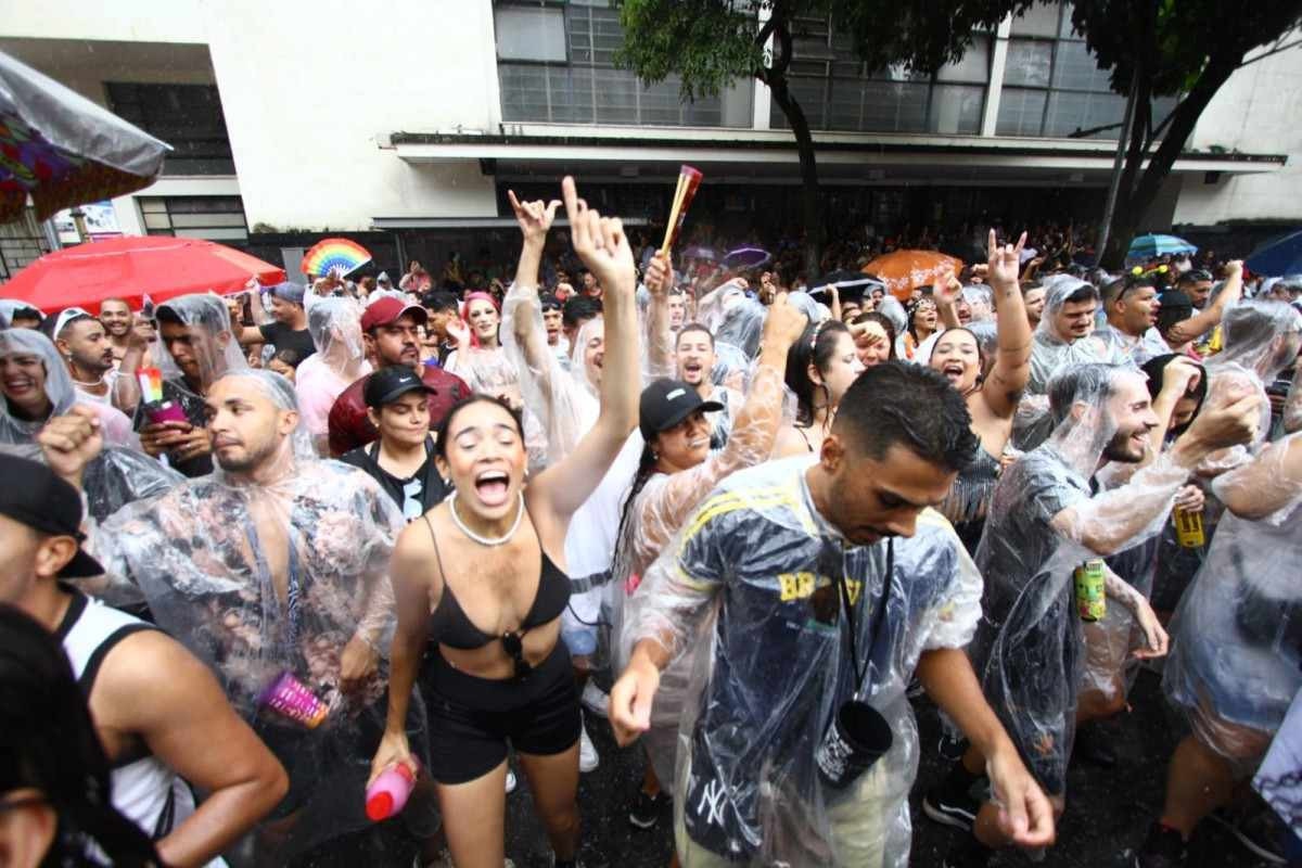 Pedro Sampaio puxa trio debaixo de chuva em BH
