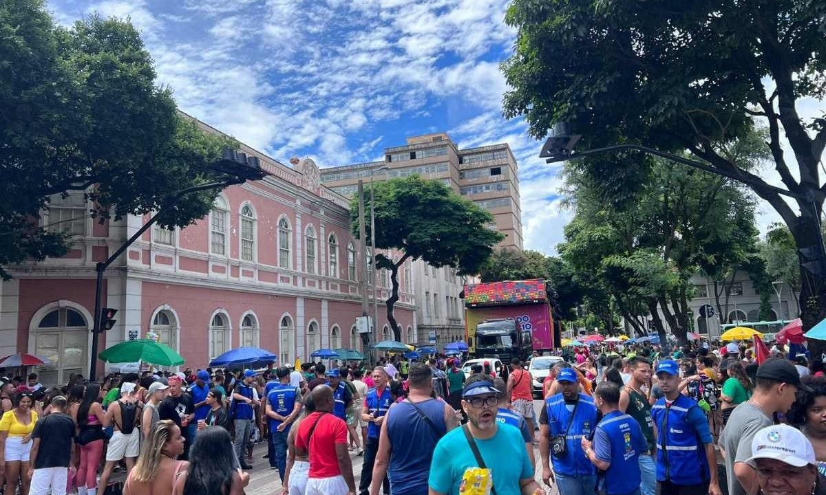 Foliões aguardam show da banda 'É o Tchan', que fecha período oficial do Carnaval de BH -  (crédito: Sílvia Pires/EM/D.A. Press)