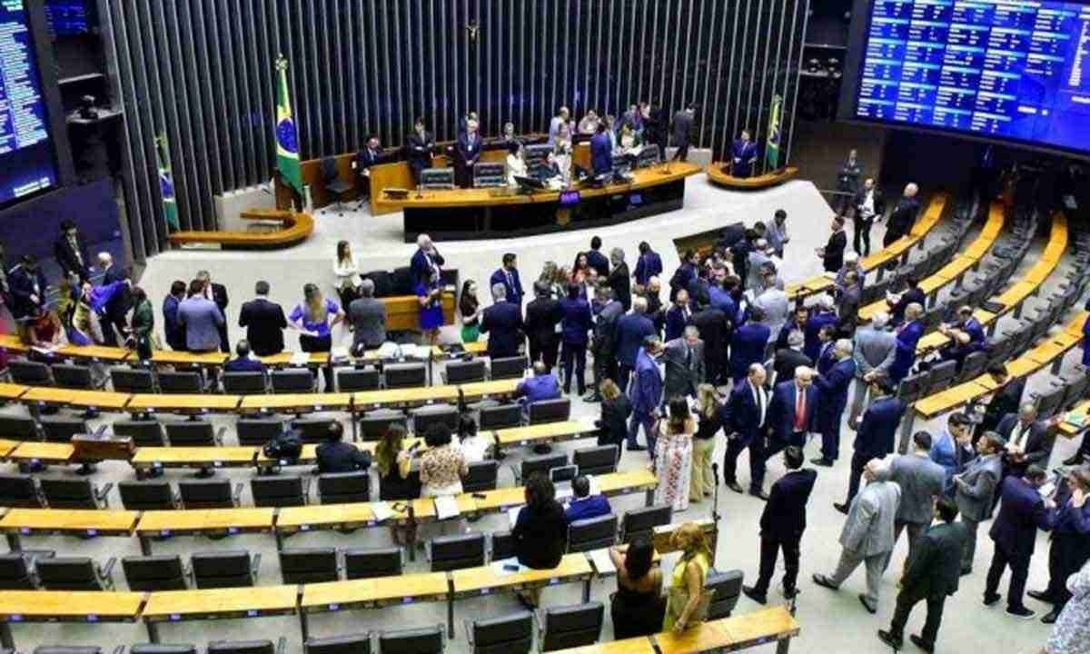 Bolsonaro terminou por transferir poderes para o Congresso, especialmente na execução do orçamento -  (crédito: Zeca Ribeiro/Câmara dos Deputados)