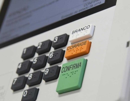 Aprovado de forma simbólica, o texto propõe aumentar o tempo de mandato para todos os cargos eletivos -  (crédito: Ed Alves/CB/D.A Press)