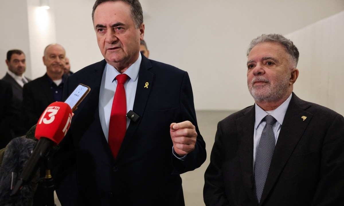  Israel's Foreign Minister Israel Katz (L) speaks to reporters during his summons to Brazil's Ambassador in Israel Frederico Meyer (C) at the Yad Vashem Holocaust Memorial museum in Jerusalem on February 19, 2024. Brazil's President Luiz Inacio Lula Da Silva is not welcome in Israel until he apologises for comparing its ongoing war against Hamas to the Holocaust, the country's foreign minister said on February 19. (Photo by AHMAD GHARABLI / AFP)
       -  (crédito: AHMAD GHARABLI/AFP)