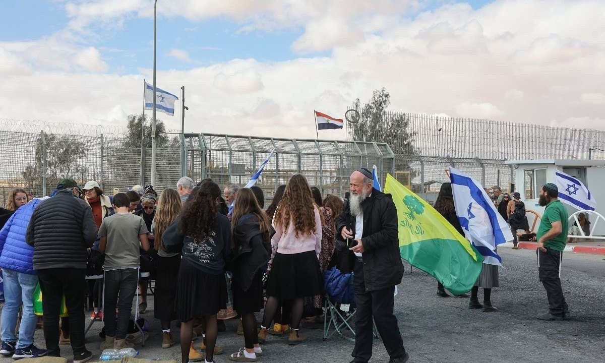 
Manifestantes israelenses tentam bloquear a entrada de caminhões de ajuda humanitária a caminho da Faixa de Gaza  -  (crédito:  AFP)