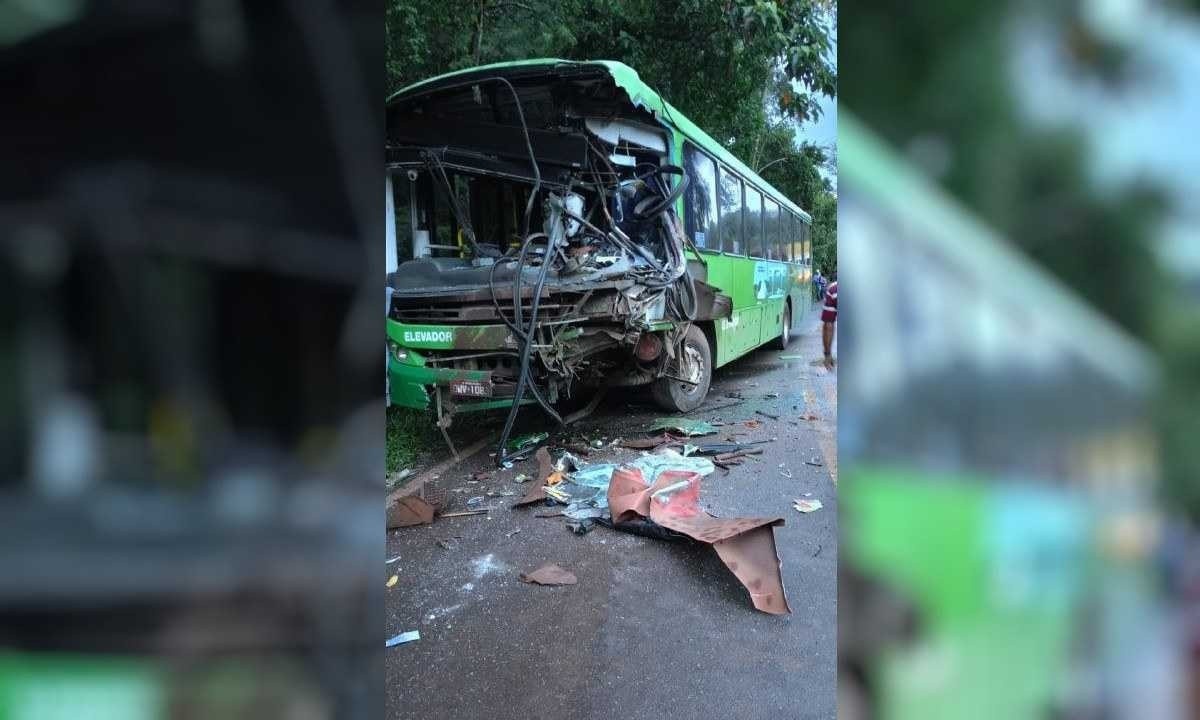 Frente do ônibus ficou destruída na colisão -  (crédito: CBMMG)