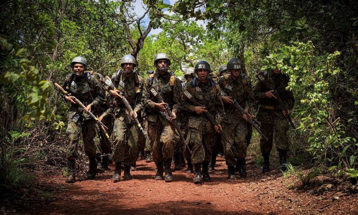 Soldados da FAB em ação no campo -  (crédito: Força Aérea Brasileira CC-BY-NC-SA 2.0)