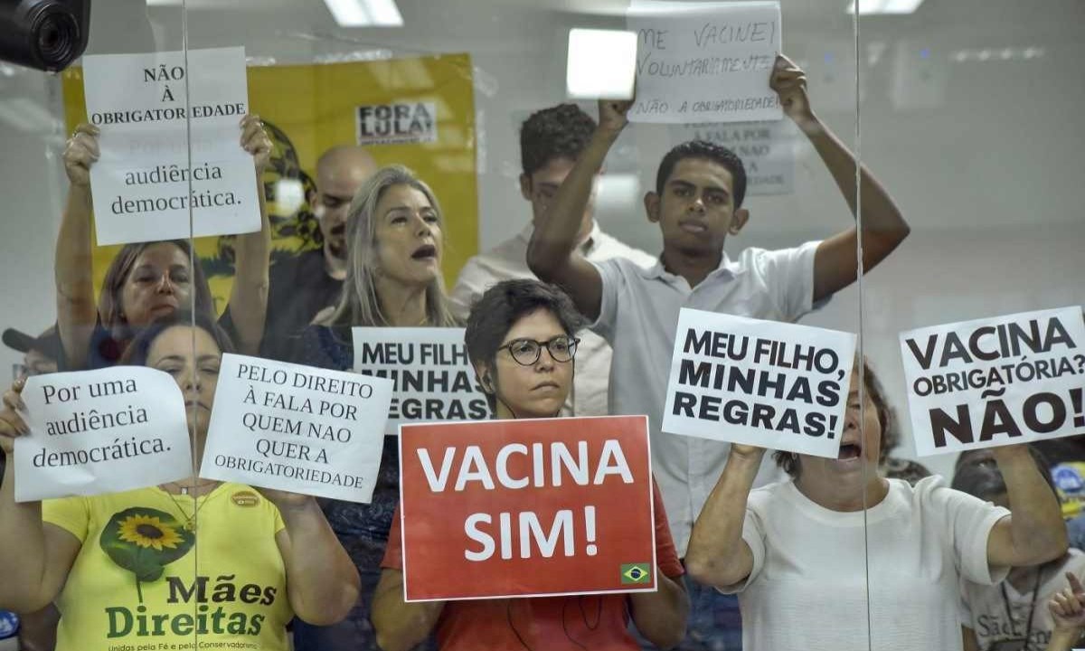 Manifestações pró e contra a vacinação contra a COVID marcaram audiência pública -  (crédito: Willian Dias/ALMG)