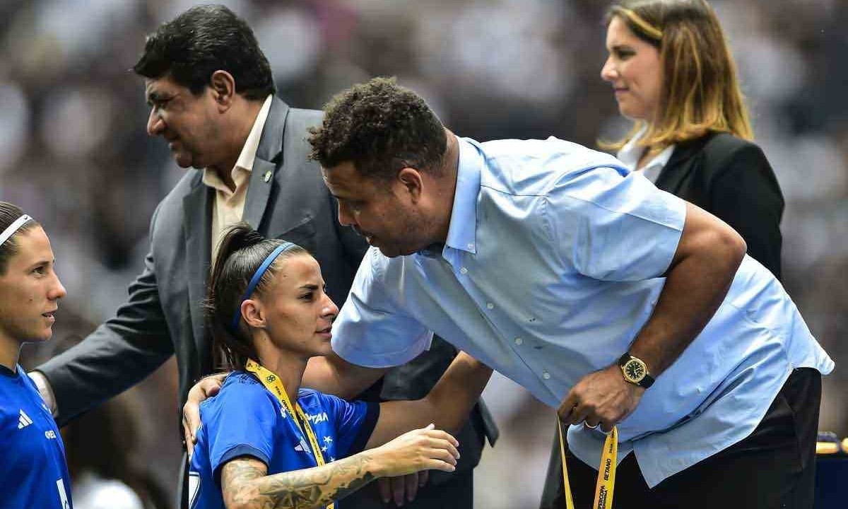 Ronaldo Nazário, gestor da SAF do Cruzeiro, entregou as medalhas às Cabulosas, vice-campeãs da Copa Feminina neste fim de semana -  (crédito: Mauro Horita/Cruzeiro)