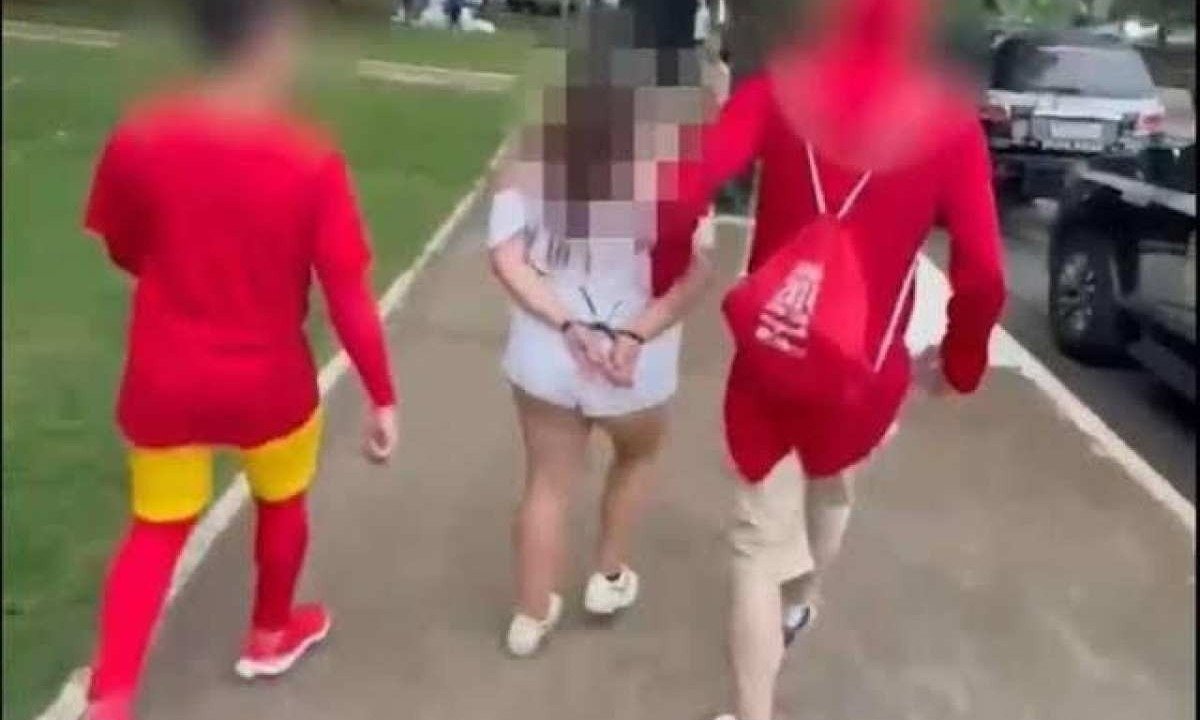Os policiais se infiltraram no meio dos foliões vestidos de 'Chapolin' e prenderem os suspeitos.  -  (crédito: Divulgação / SSP-SP)