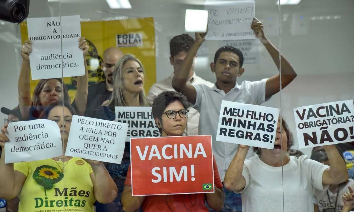 Manifestantes contrários à vacinação obrigatória carregaram cartazes que diziam "Meu filho, minhas regras!" e em defesa da não vacinação para crianças e adolescentes se matricularem no ensino estadual -  (crédito: Willian Dias/ALMG)