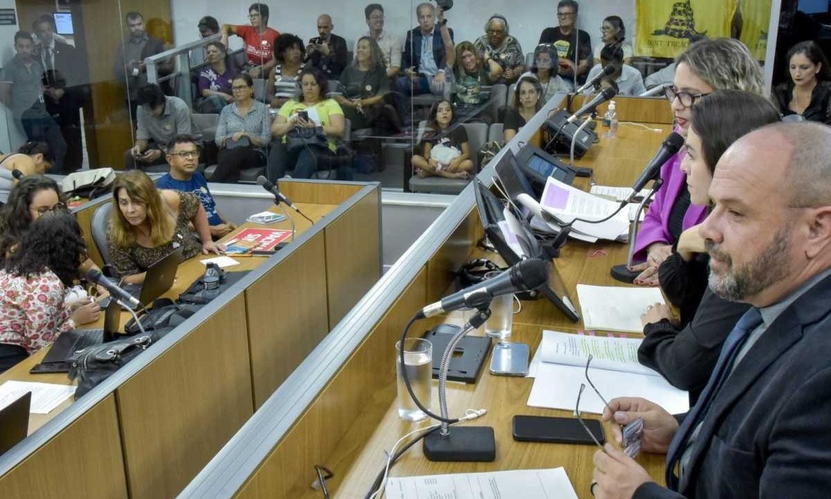 Deputados debatem a obrigatoriedade da vacina para a matrícula de crianças e adolescentes no ensino estadual de Minas; ao fundo manifestantes gritavam palavras de ordem, como 