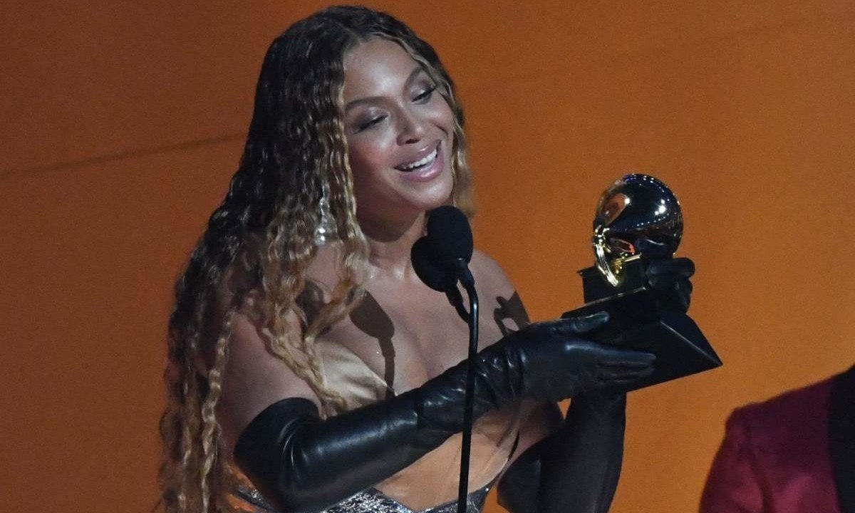 Beyoncé e seus longos cabelos na festa do Grammy em fevereiro de 2023 -  (crédito: Valerie Macon/AFP)