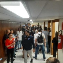 Vídeo: Vacinação causa tumulto e gritaria nos corredores da Assembleia  - Bernardo Estillac/EM/D.A Press