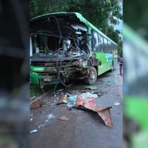 Carreta e ônibus batem de frente; motorista e passageiros ficam feridos - CBMMG