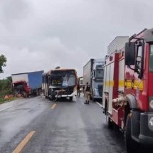 Acidente envolve dois ônibus, uma carreta e um caminhão em Minas - CBMMG/Divulgação