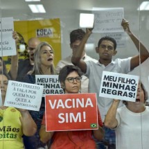 Manifestação na ALMG tem duelo de placas: ‘vacina sim’ x 'meu filho, minhas regras' - Willian Dias/ALMG