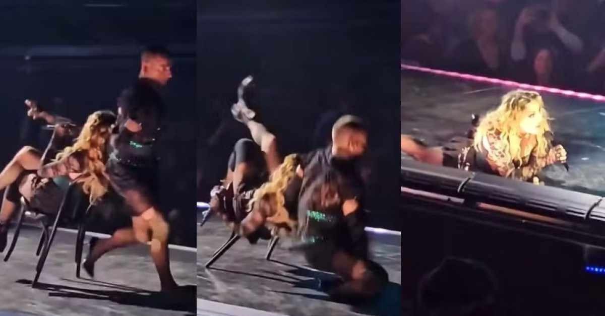Madonna cai no chão durante apresentação nos Estados Unidos