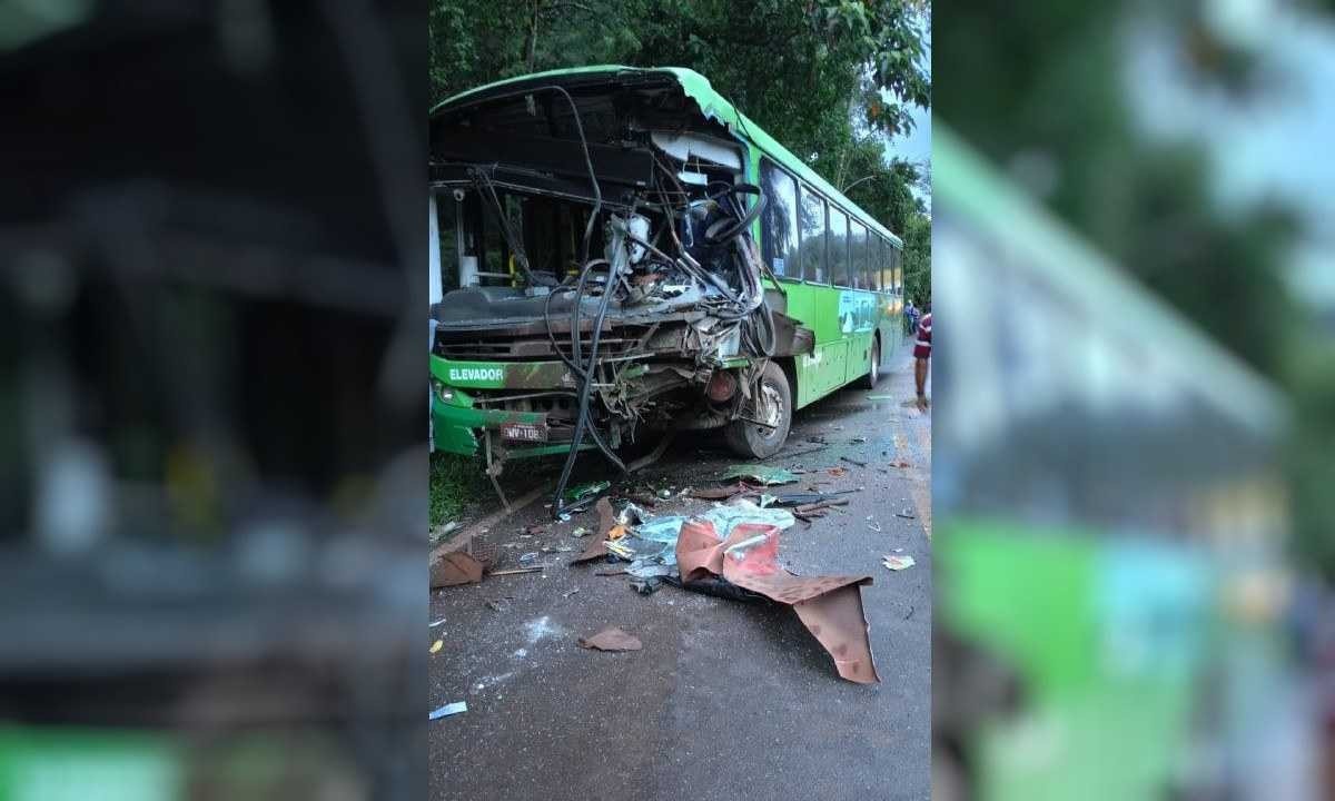 Carreta e ônibus batem de frente; motorista e passageiros ficam feridos