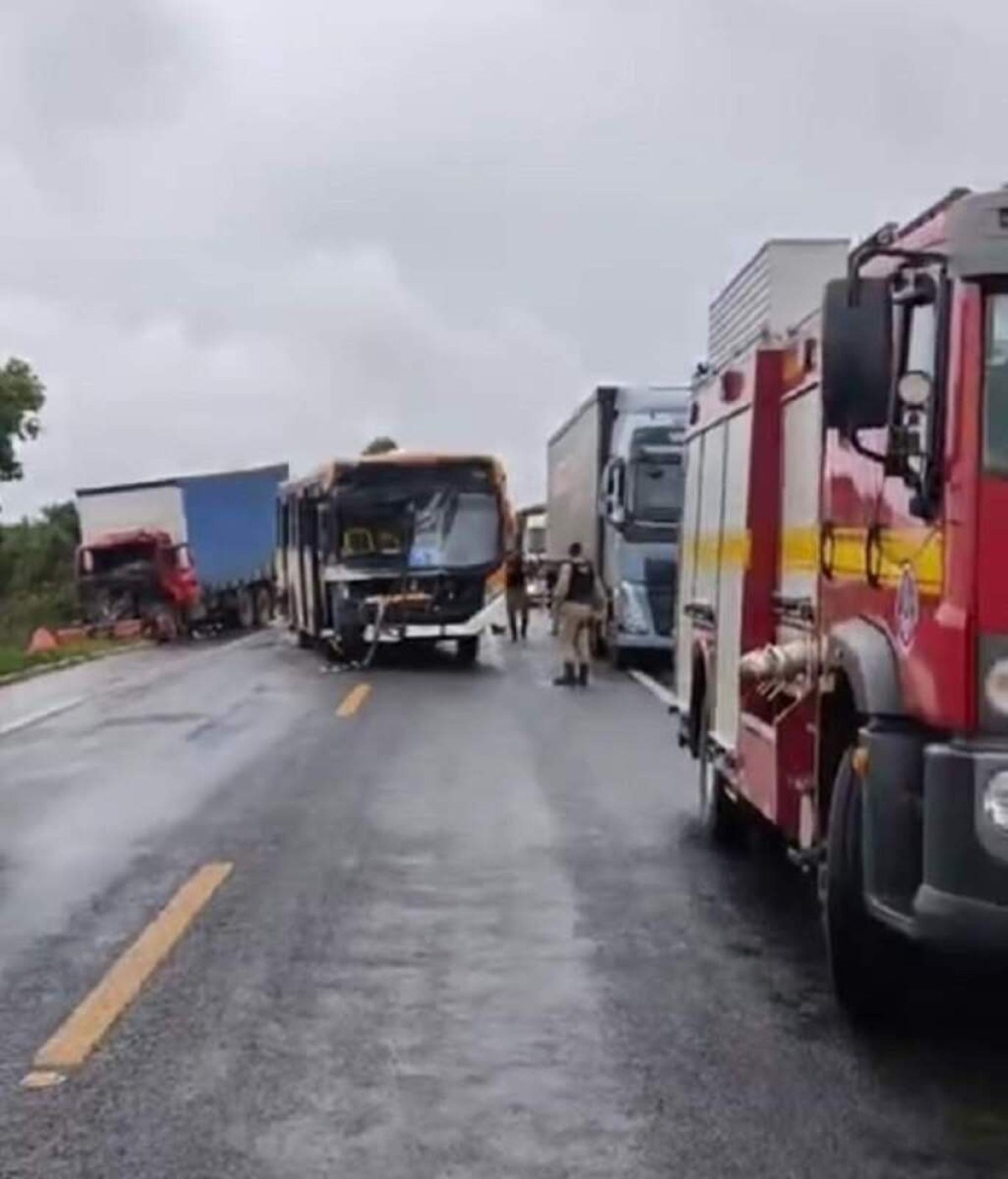 Acidente envolve dois ônibus, uma carreta e um caminhão em Minas