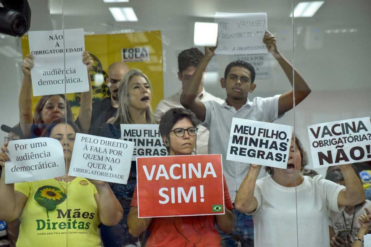 Manifestação na ALMG tem duelo de placas: ‘vacina sim’ x 'meu filho, minhas regras'