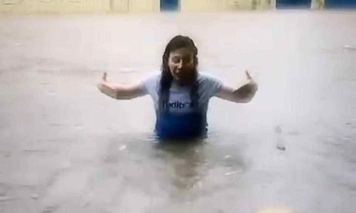 A empresária Fabiana Martins entrou no meio da água após alagamento provocado pela chuva

 -  (crédito: Reprodução/Redes Sociais)