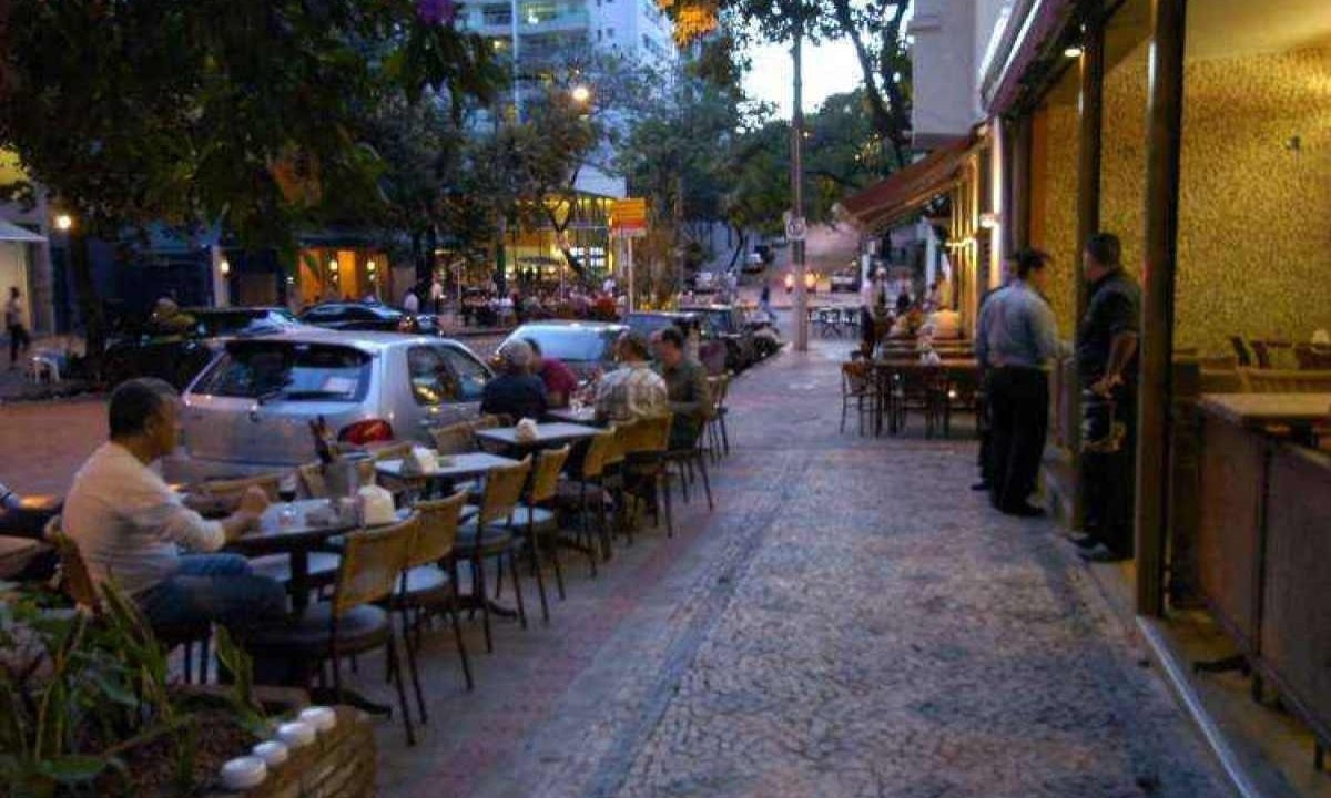 BH amplia horário da permanência de mesas e cadeiras de bares na calçada da capital  -  (crédito: Cristina Horta/EM/D.A Press)
