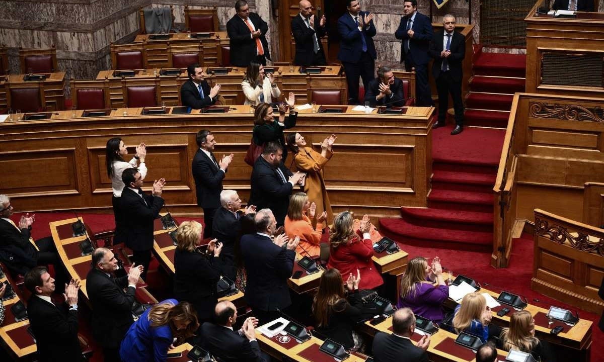 Parlamentares grego aplaudem durante a votação, que aconteceu em Atenas -  (crédito:  Angelos Tzortzinis/AFP)