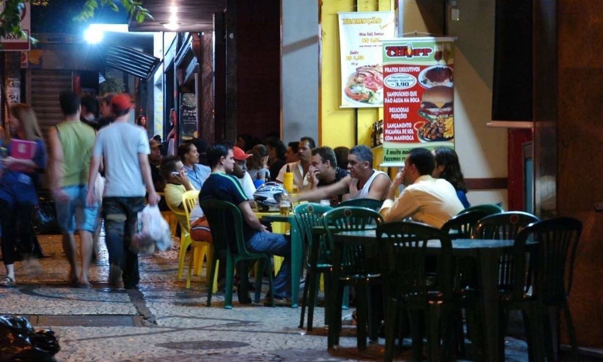 Para Bruno César, dono do bar Del Ruim, na Avenida Augusto de Lima, o novo horário é apenas "menos pior" -  (crédito: Marcos Vieira/EM/D.A Press)