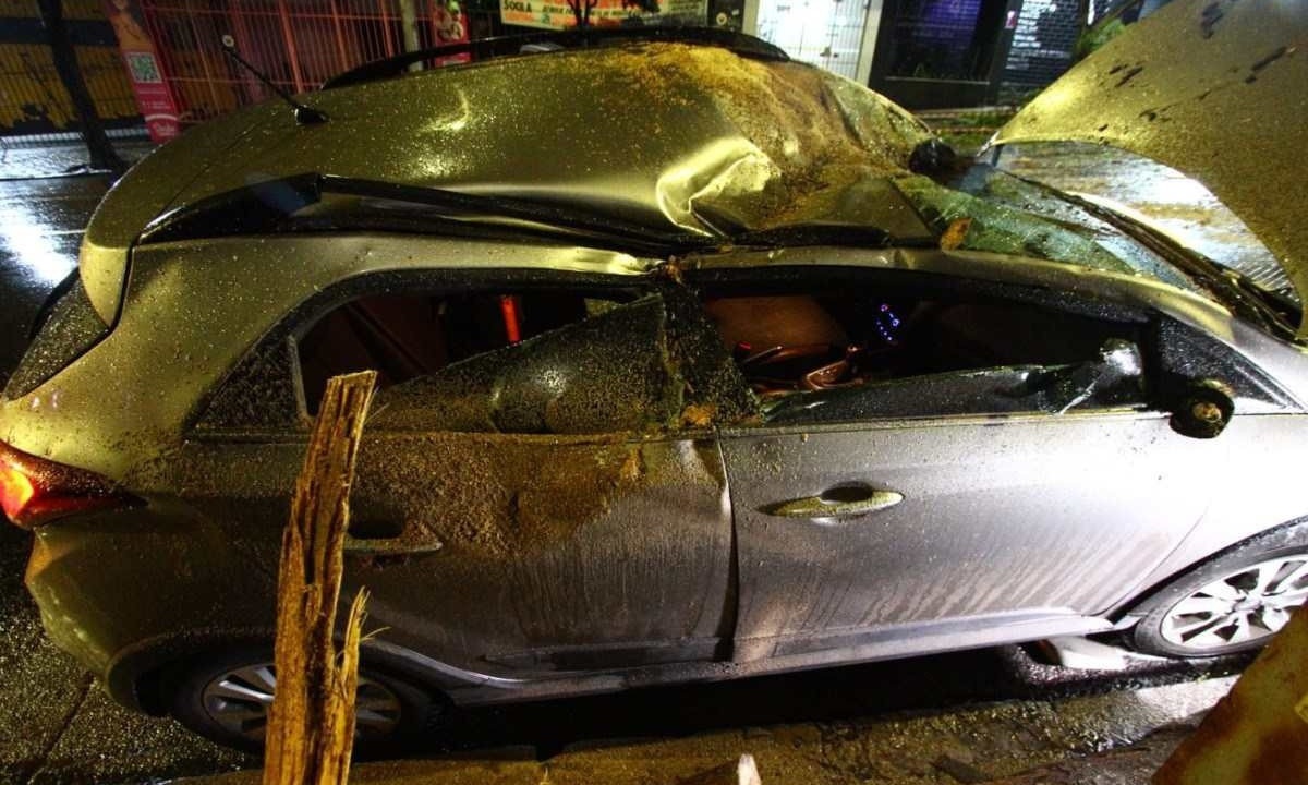 Automóvel, modelo HB20 de 2018, ficou destruído -  (crédito: Marcos Vieira EM/DA. Press)