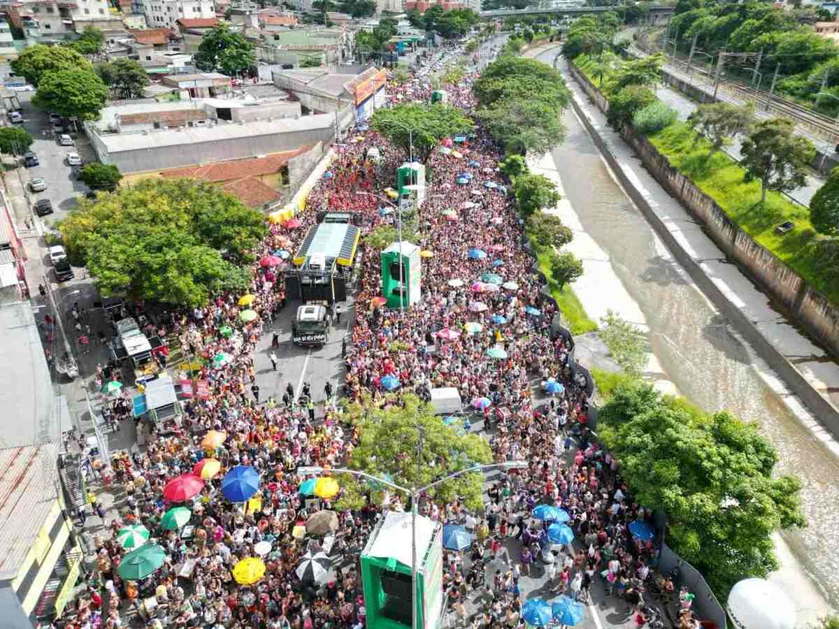 Imagem aérea do bloco Volta Belchior, em BH -  (crédito: @estev4m)