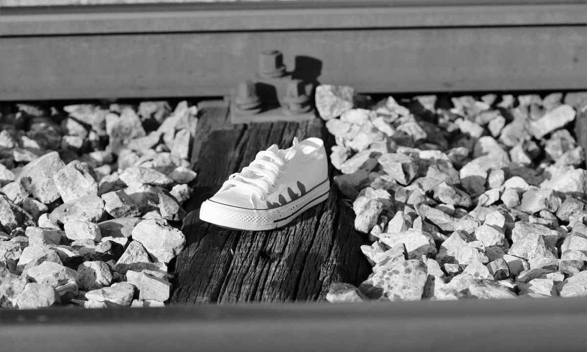 Imagem meramente ilustrativa, tênis em linha de trem sugerindo suicídio de jovem -  (crédito: Pixabay)