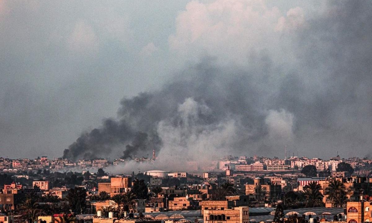 Foto tirada de Rafah mostra fumaça no sul da Faixa de Gaza durante um bombardeio israelense em 18 de fevereiro de 2024. EUA negociam versão alternativa de resolução na ONU para evitar ofensiva de Israel em Rafah -  (crédito: SAID KHATIB/AFP)