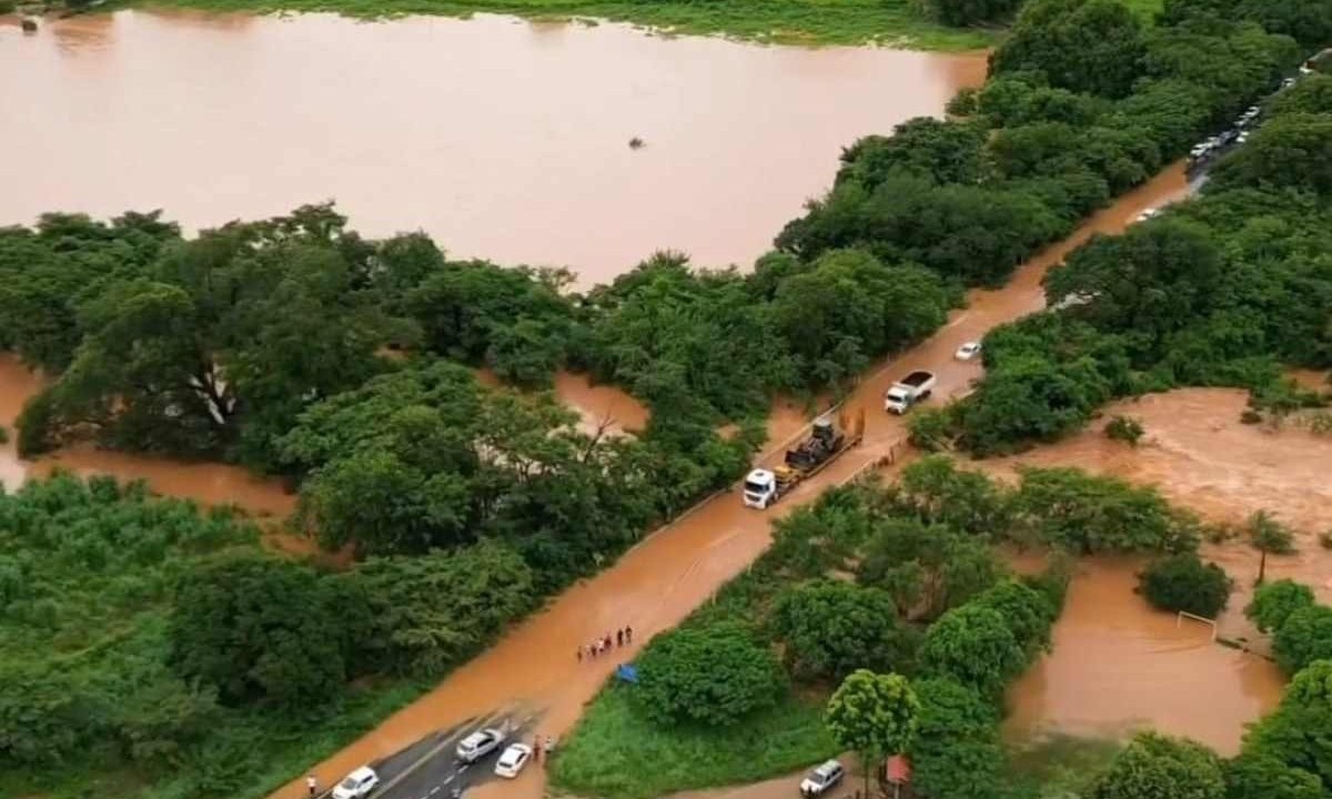 Rio Caititu transbordou e interrompeu trânsito na MCG 122, no  Norte de Minas. -  (crédito: Reprodução/ JD Drones de Moc)