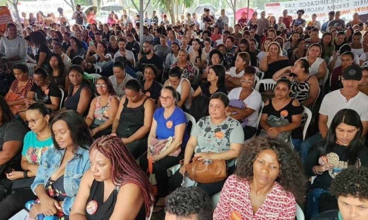 Assembleia dos trabalhadores na Praça Afonso Arinos
 -  (crédito: Divulgação/)
