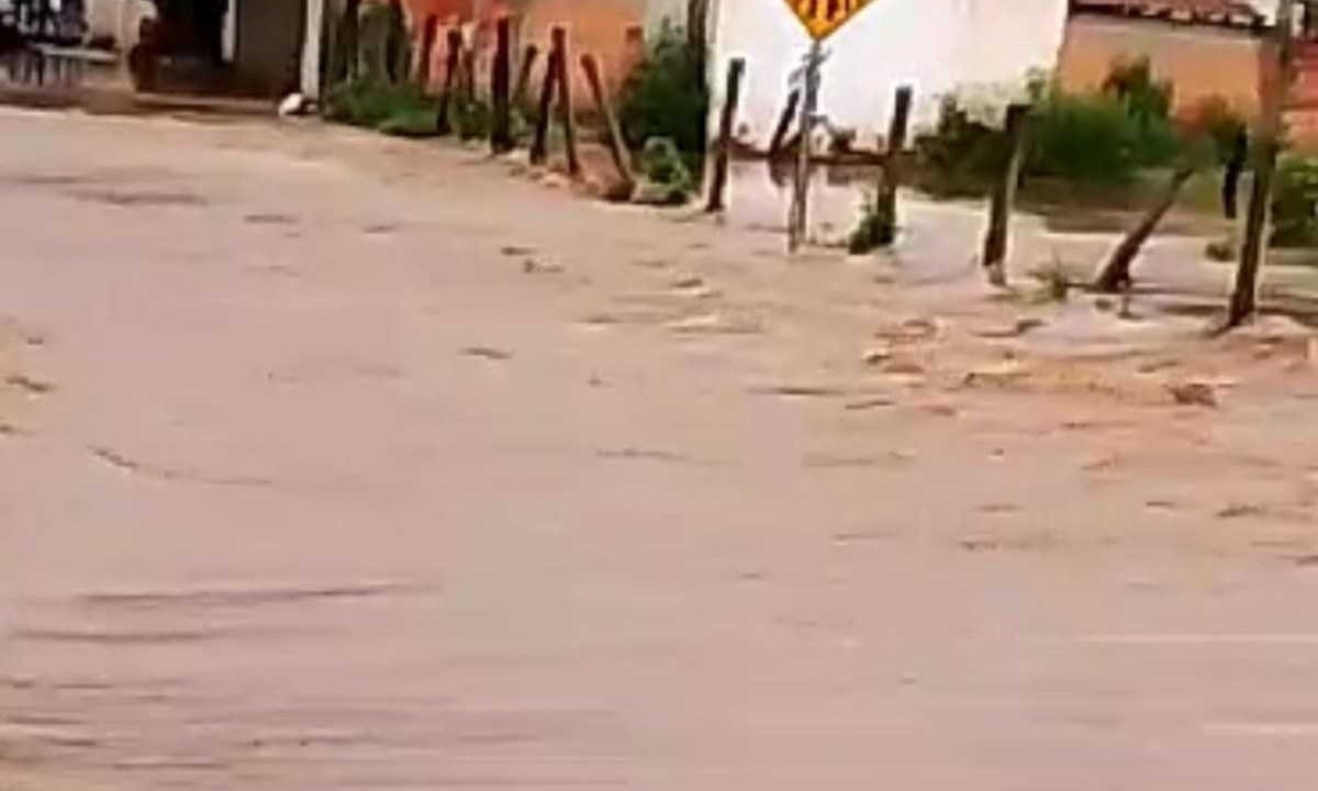 Enchente causou danos em Juramento, cidade que se encontra em emergência por causa da seca -  (crédito: Redes sociais/Divulgação)