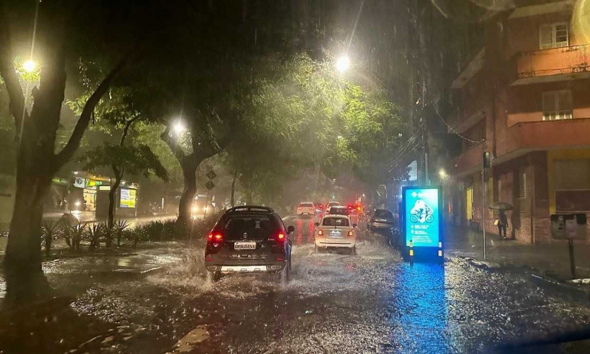 Fortes chuvas atingiram a Região Centro-Sul de Belo Horizonte -  (crédito: Ramon Lisboa/EM/D.A Press)