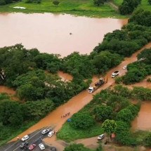 Enchente em rio interdita trânsito em rodovia no Norte de Minas - Reprodução/ JD Drones de Moc
