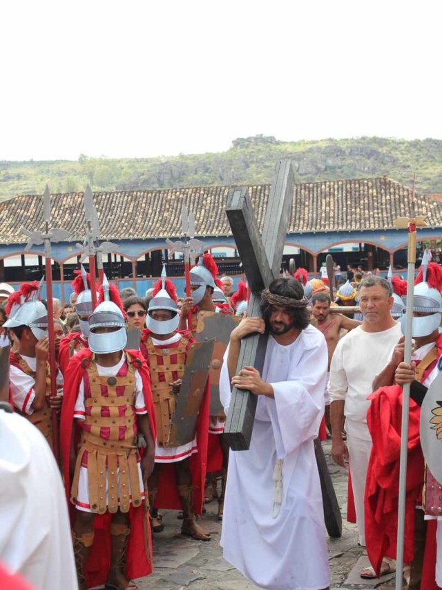 Em Diamantina, 50 guardas romanos acompanham a saga de sofrimento de Cristo na encenação realizada na Sexta-feira Santa   