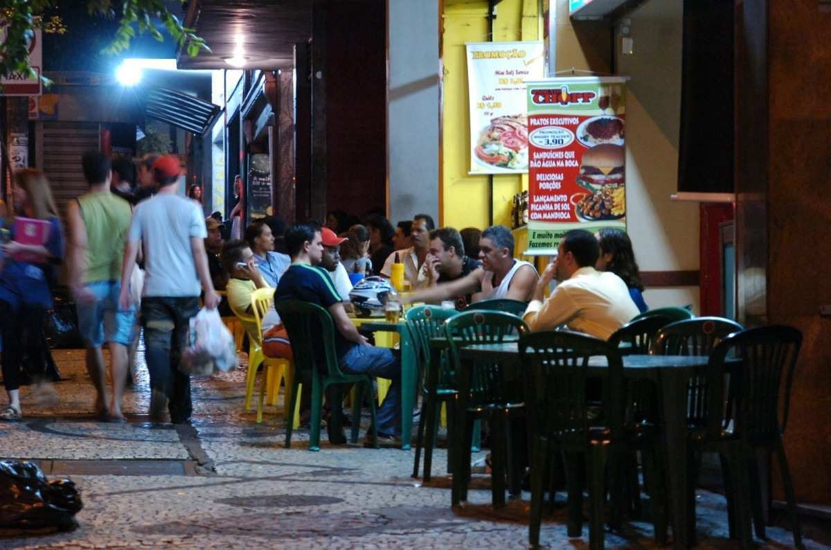 Donos de bares repercutem ampliação de horário de mesas e cadeiras nas calçadas