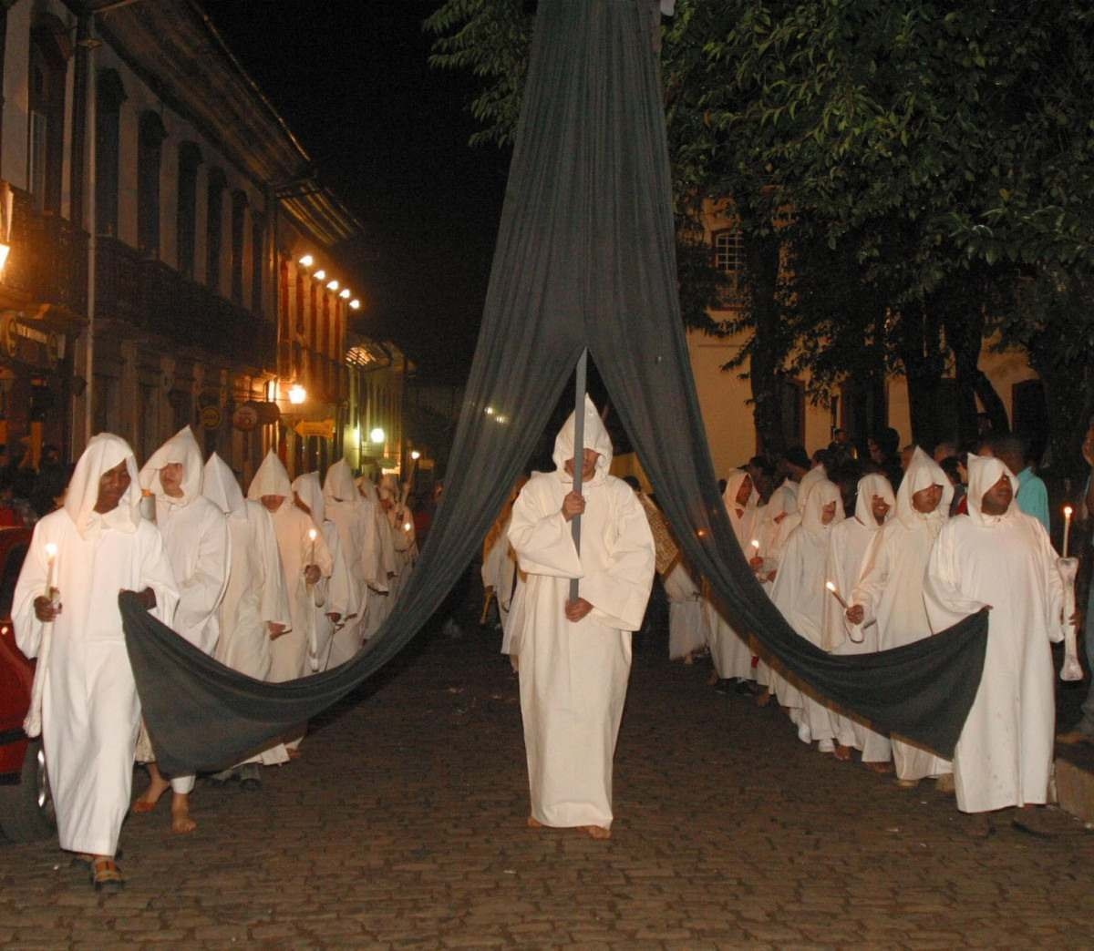 Procissão das Almas na sexta-feira Santa, em Mariana. Tradição ocorre desde 1850 