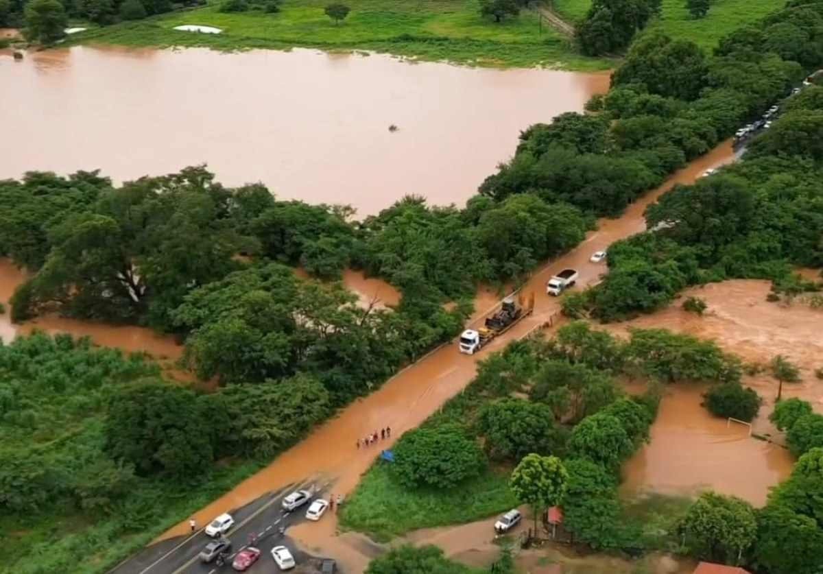 Enchente em rio interdita trânsito em rodovia no Norte de Minas