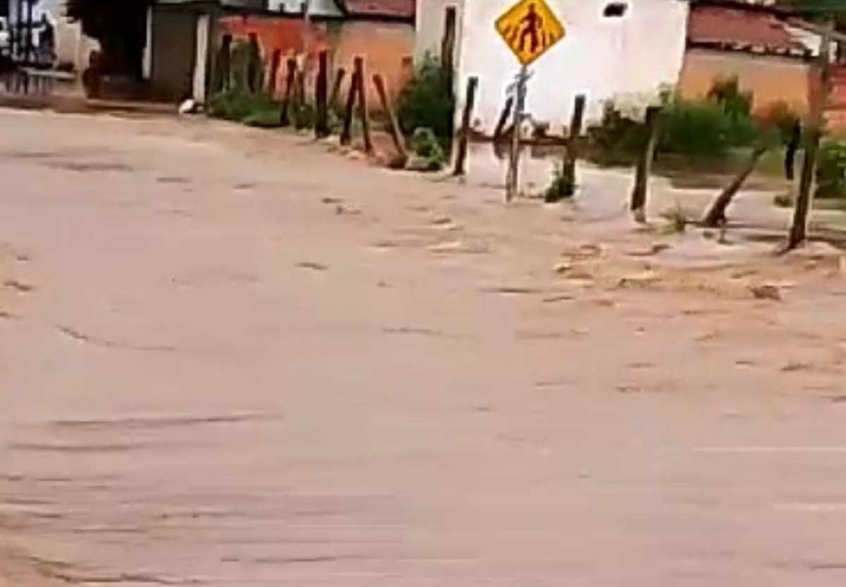 Inundação castiga cidade mineira em emergência por causa da seca