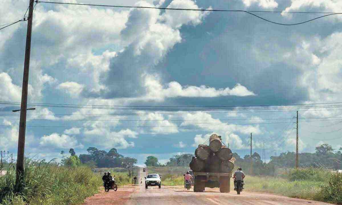 Vale do Curuquetê: é comum avistar caminhões carregados de madeira sendo levadas para serrarias de Porto Velho